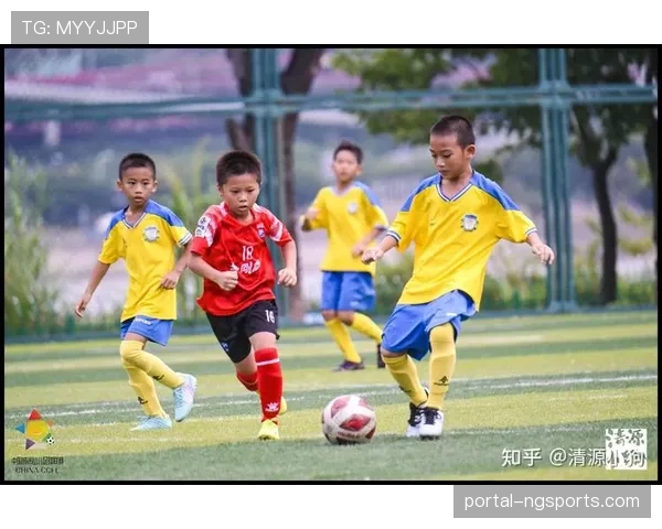 欧足联基金会与当地学校合作，在决赛城市开展足球公益训练营